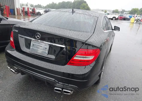 2013 Mercedes-Benz C 250 z USA, uszkodzony, nr VIN WDDGJ4HB0DF992139